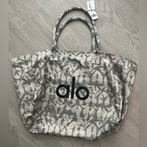 ALO Yoga Camouflage Bag - Picture 1 of 2